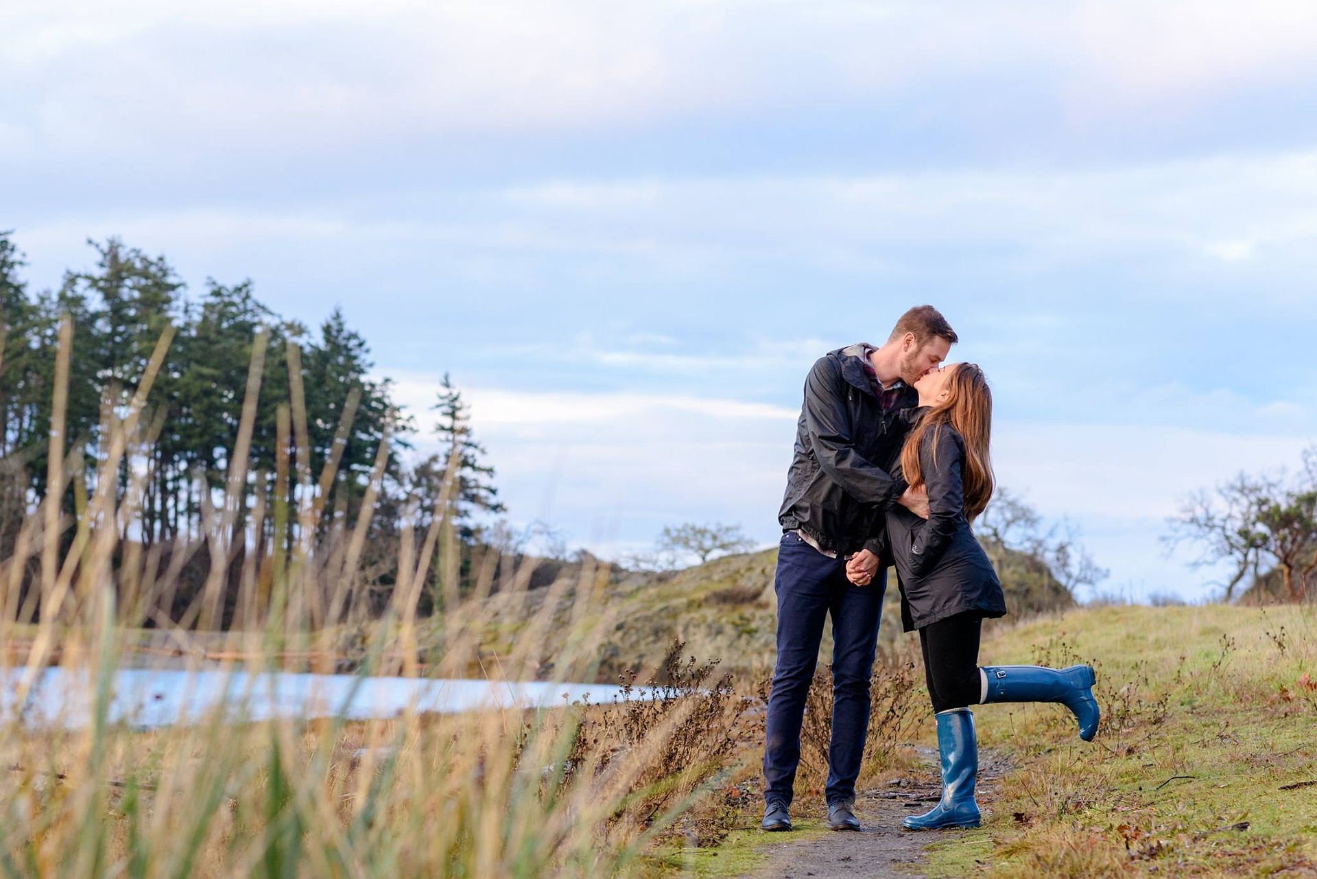 парни на природе. парень и девушка. пикник на природе. объятия на природе. фотосессия пары.